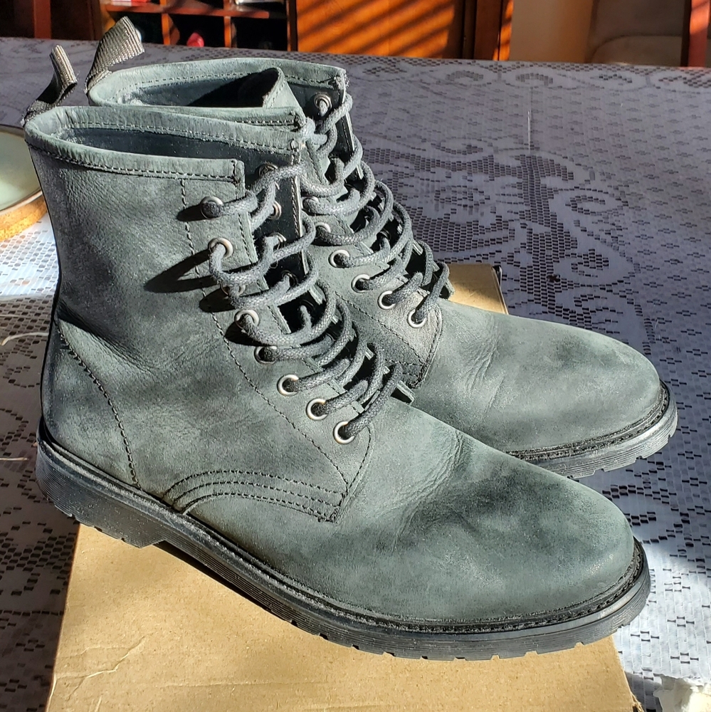 Steve madden black boots!